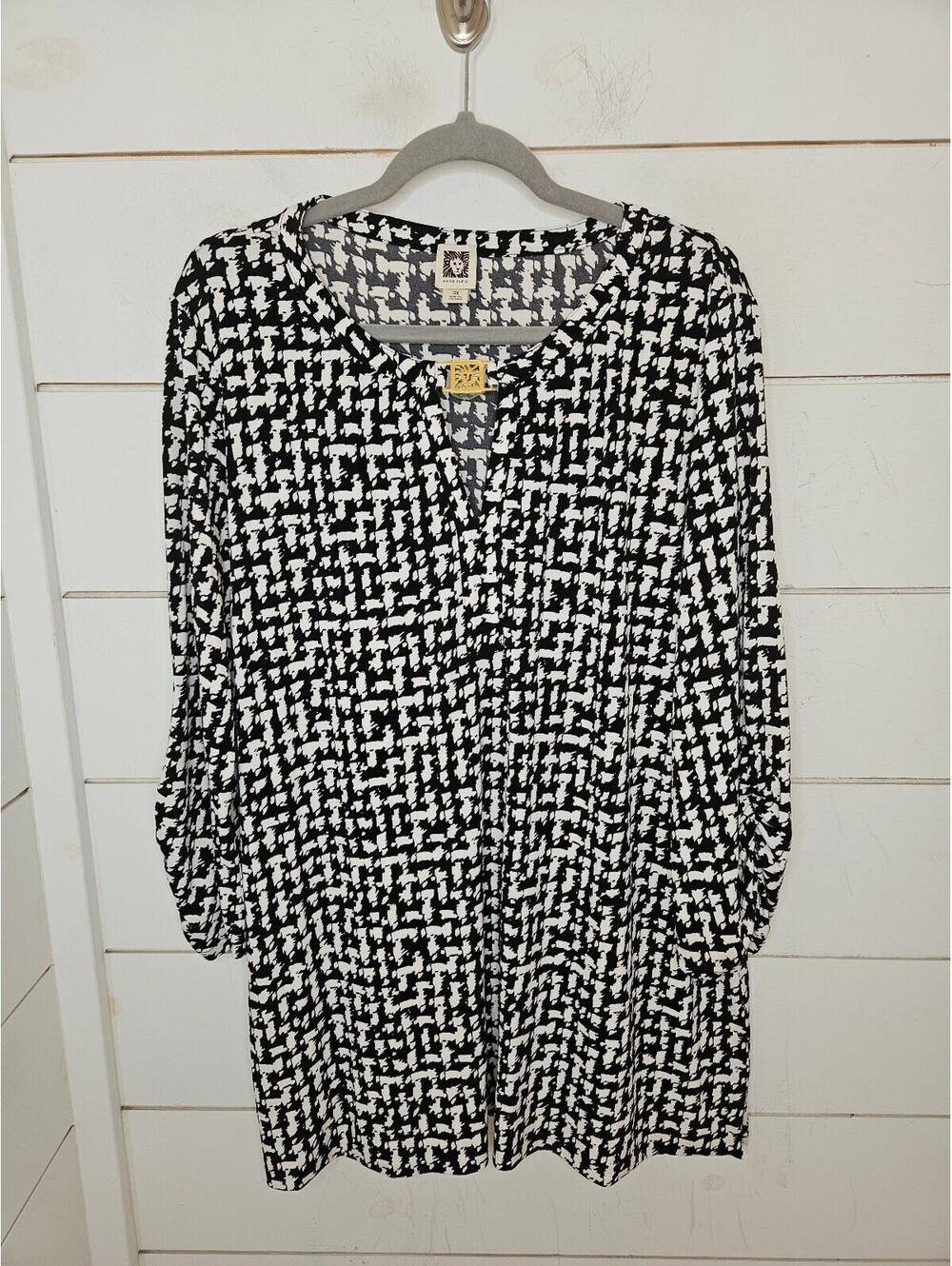 Anne Klein 3X black & white abstract print stretchy tunic top lion logo hardware